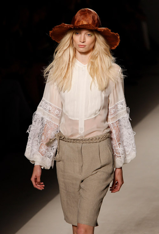 Illustration for article titled Alberta Ferretti Features Surprisingly Practical Accoutrements